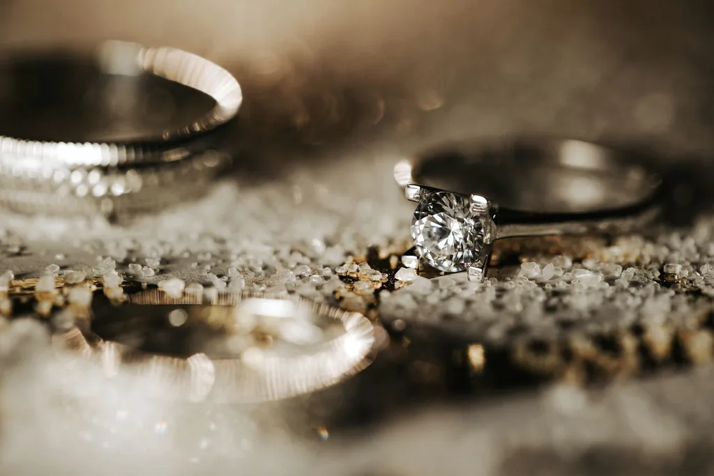 Macro photograph of a round brilliant diamond held by four prongs in a solitaire setting